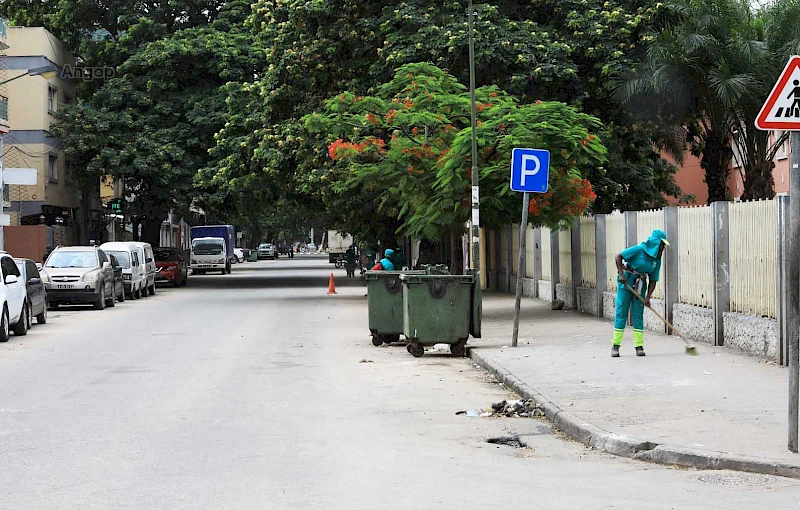 Artérias da cidade de Luanda deserta em época de Natal