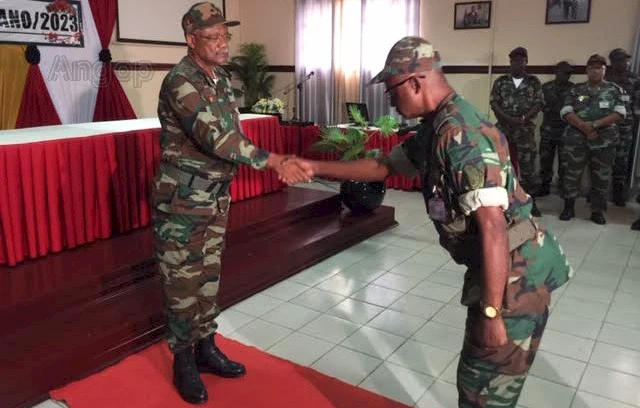 Comandante do Exército nos cumprimentos de final de ano das forças em Cabinda