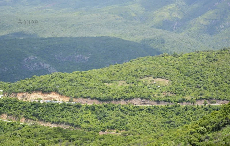 Encosta da serra da Leba onde será reflorestada com a plantação do café robusta