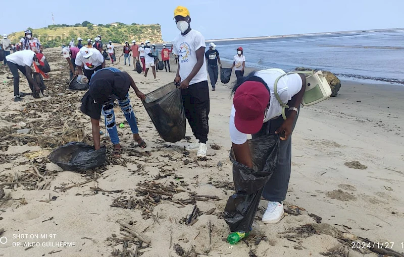 Campanha de limpeza ao longo da orla marítima das praias da Barra do Dande