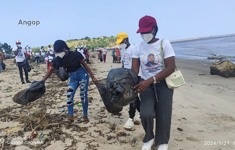 Campanha de limpeza ao longo da orla marítima das praias da Barra do Dande