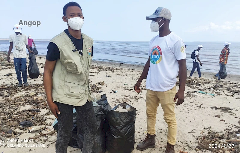 Campanha de limpeza ao longo da orla marítima das praias da Barra do Dande