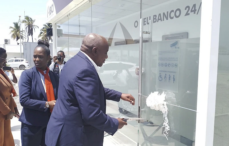 Samuel Quinda Maleze, director do Gabinete Provincial para o Desenvolvimento Econômico Integrado inaugura centro de ATM do BCI