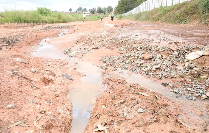 Troço de acesso ao aterro sanitário do Huambo