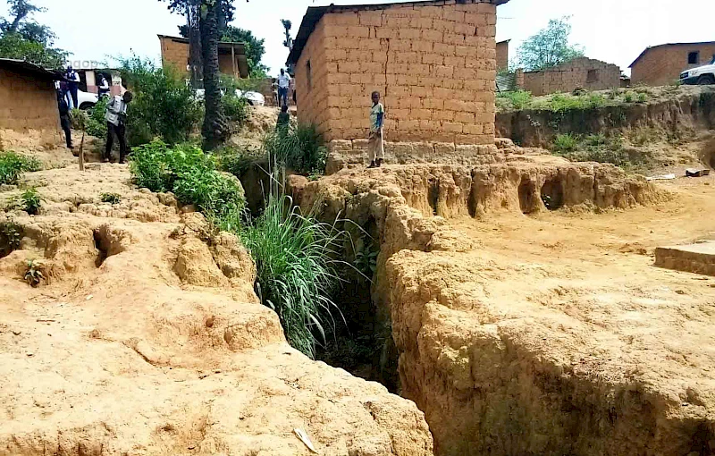 Ravinas ameaçam destruir residências