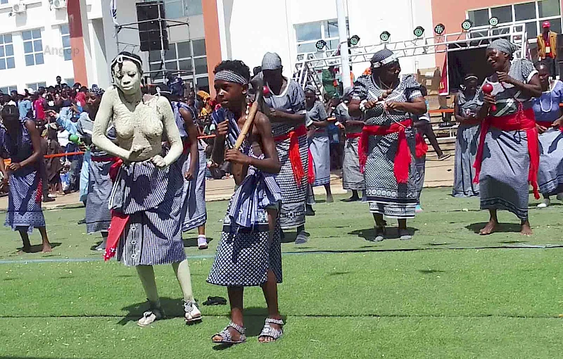 Grupos carnavslescos desfilam nas ruas de Menongue, Cuando Cubango