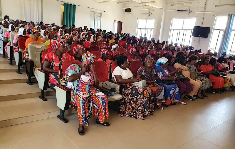 Mulheres de diferentes extratos sociais em palestra na Lunda Sul