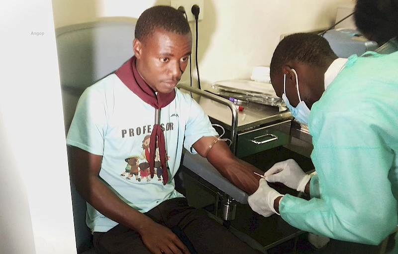 Jovem solidário doa sangue no Hospital - Geral do Cuando Cubango