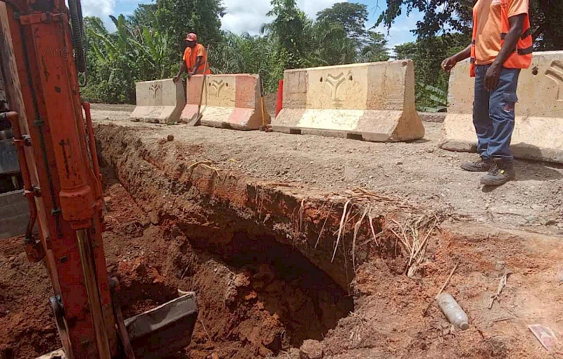 Passagem hidráulica da ponte sobre o rio Luselua, no Tomboco  Zaire, desaba