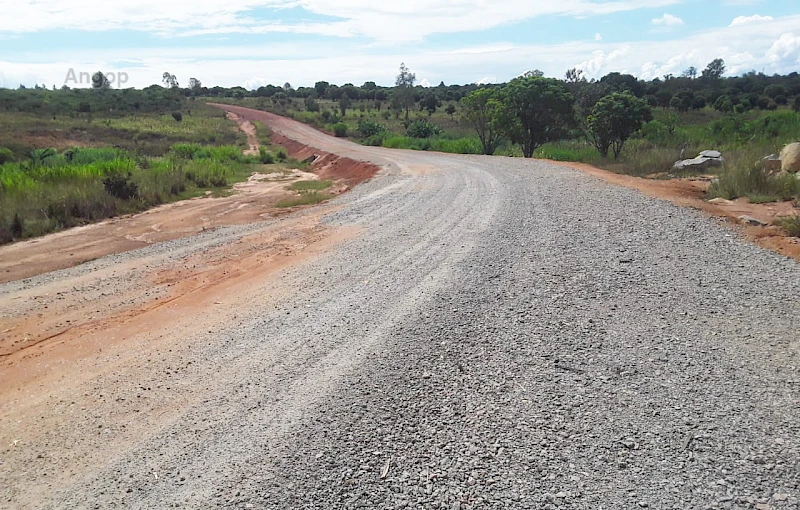 Obra inacabada de reabilitação do troço Macolocolo/Honga