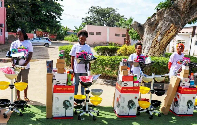 Jovens recebem kits profissionais em Benguela