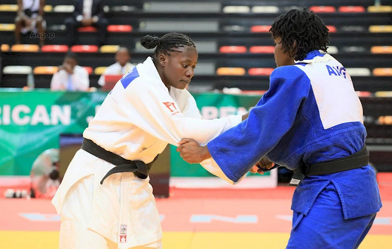 Maria Niangi , judoca angolana à (esq)