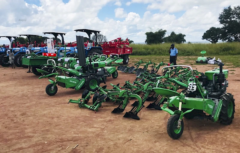 Tractores e motocultivadoras entregues à cooperativas agrícolas de Malanje