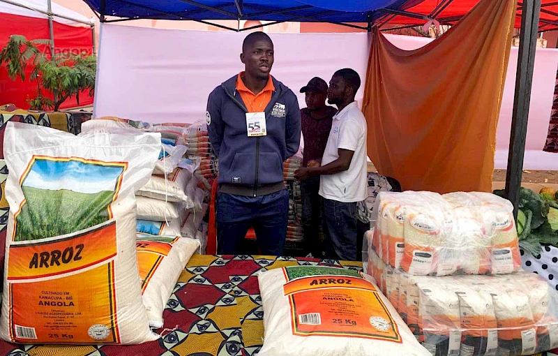 Expositor na feira de arroz Camacupa