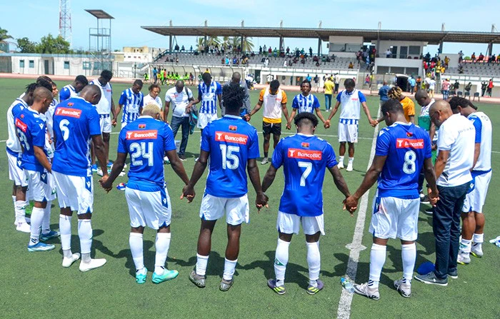 Jogadores do FC Bravos do Maquis em sessão de treino