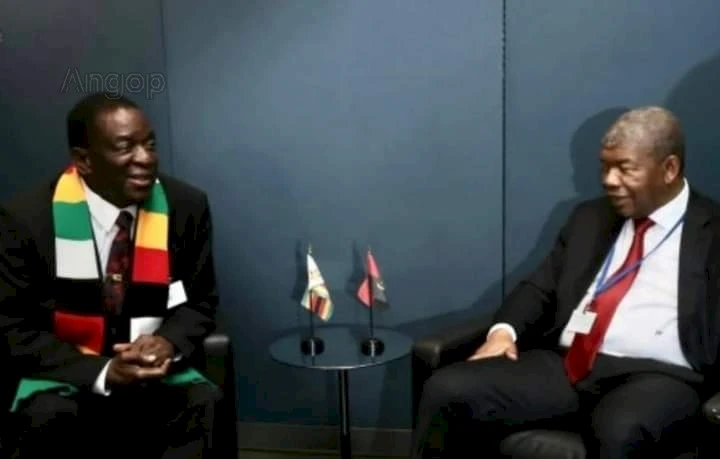 Presidente João Lourenço (à dir.) com homólogo do Zimbabwe, Emmerson Mnangagwa ( Arquivo)