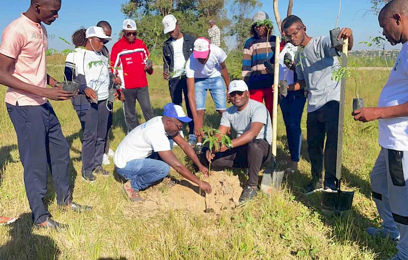 PGR no Bié  comemora aniversário com plantação de árvores