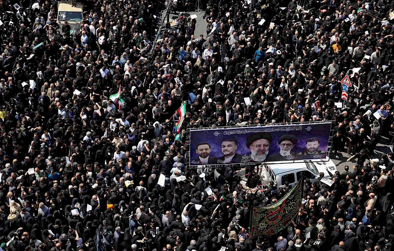 Grande multidão de pessoas no funeral do Presidente do Irão Ebrahim Raisi