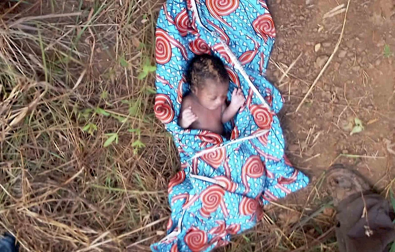 Recém-nascida abandonada num matagal no Nóqui, Zaire