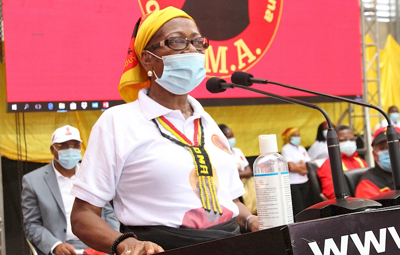 Luzia Inglês homenageada pelo Presidente do MPLA