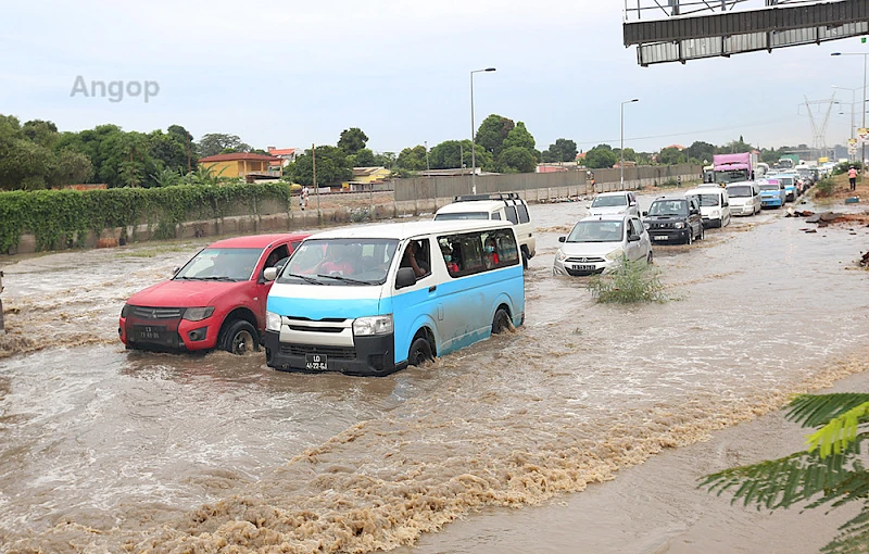 Chuva dificultou circulação de viaturas em Viana