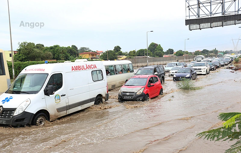 Chuva dificulta a circulação de viaturas em Viana