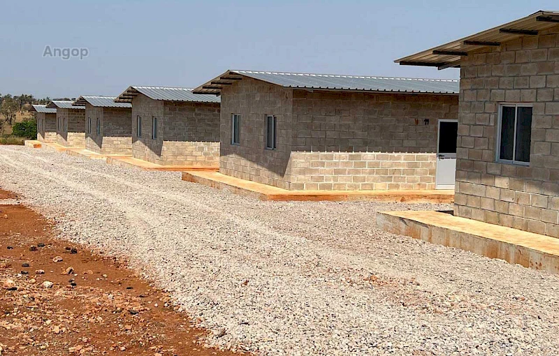 Casas para famílias camponesas em Calandula