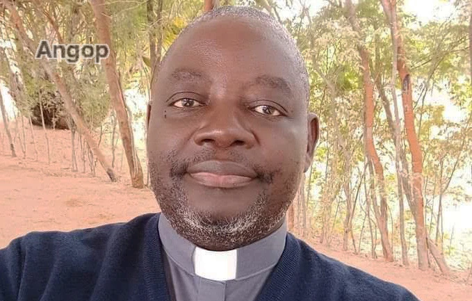 Padre Bonifácio Tchimboto, lança livro "LÍNGUAS & CULTURAS"