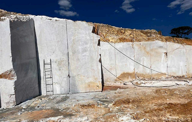 Mina de exploração de quartzo na Huíla