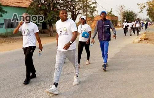 Jovens do Icolo e Bengo caminham pelo bem-estar