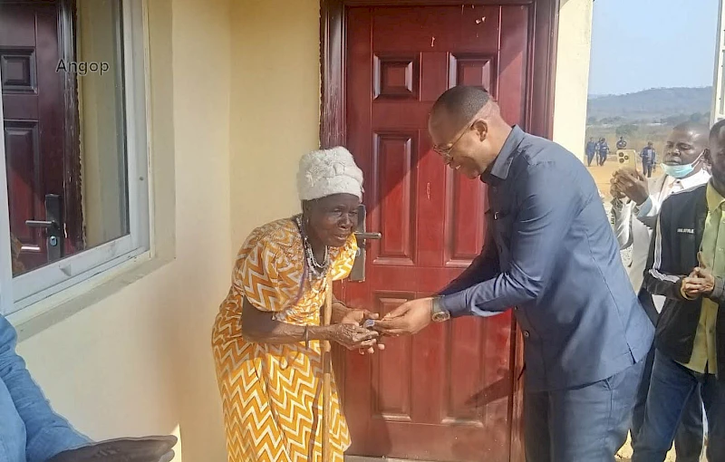 Governador João Diogo Gaspar entrega casa às vítimas da chuva