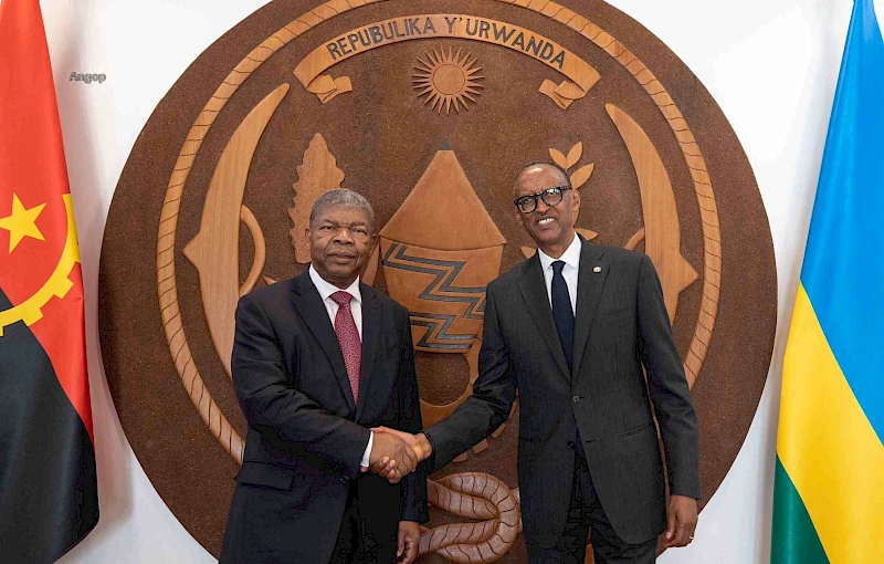 Presidente João Lourenço (à esq.) com homólogo do Ruanda, Paul Kagame