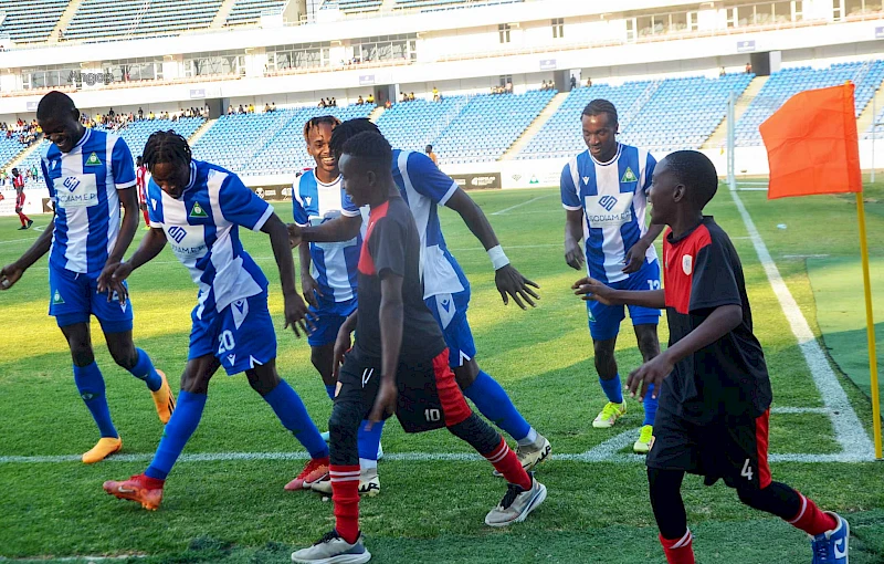 Jogadores do Maquis festejam golo