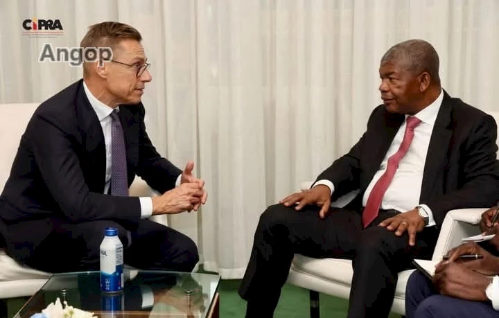 Presidente João Lourenço (à dir.) encontra-se com homólogo da Filândia