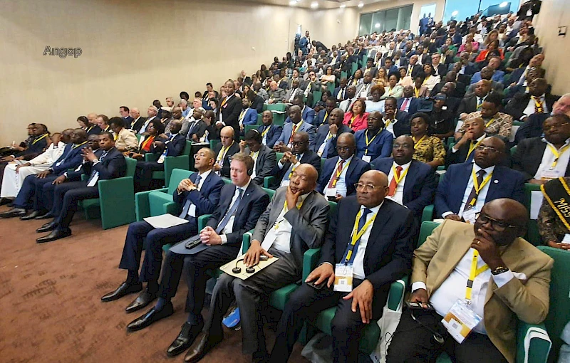 Delegados a conferência internacional dos diamantes de Angola