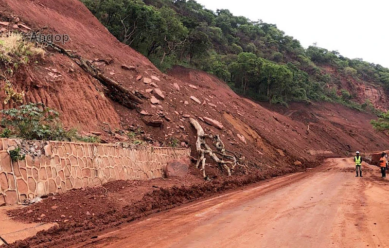 Deslizamento de terra no Morro de Cabatuquila