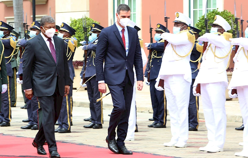 President João Lourenço (L) with President of Spanish government Pedro Sánchez (file)