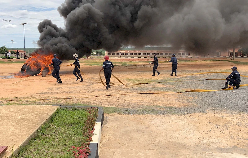 Bombeiros extinguem fogo