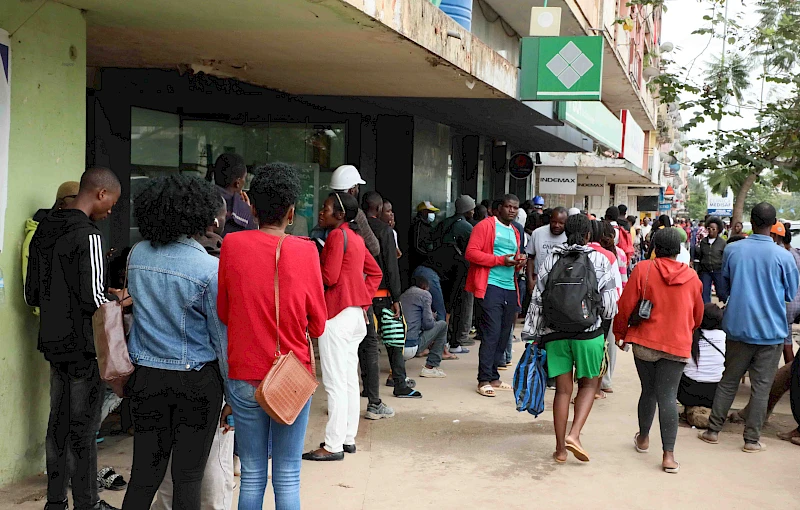 Cidadãos no Huambo na fila do ATM