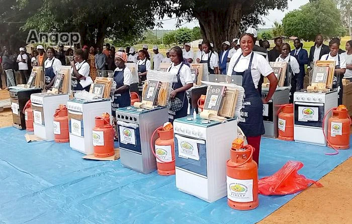 Entrega de moagens e motorizadas de três rodas no âmbito de combate a pobreza