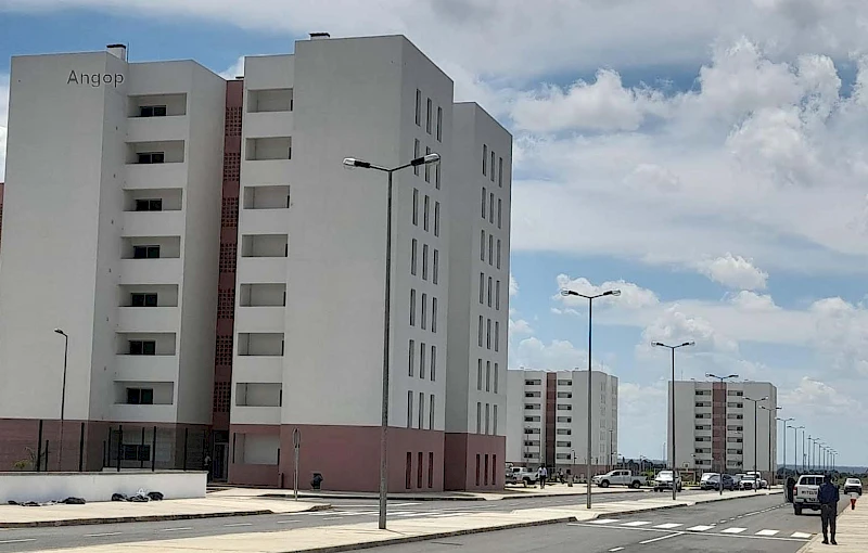 Alguns edifícios da Centralidade de Saurimo, Lunda-Sul