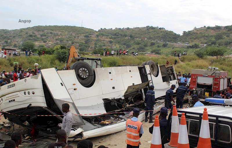 Autocarro acidentado no morro do Chingo, Cuanza Sul