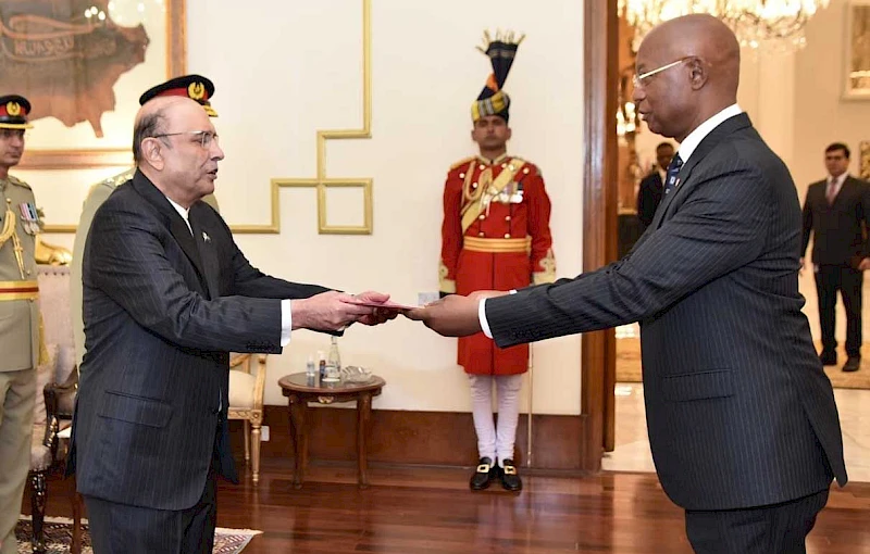 Primeiro embaixador de Angola não residente, Júlio Maiato, entrega cartas credenciais ao PR paquistanês, Asif Ali Zardari