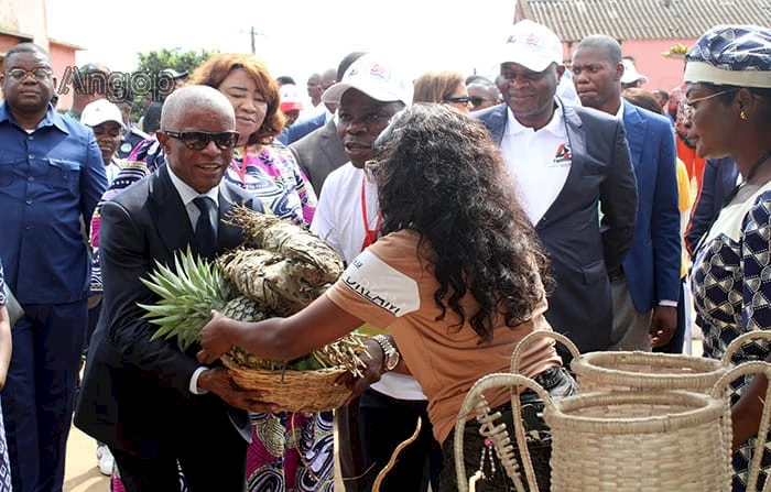 Ministro de Estado visita feira agrícola no acto central do 4 de Fevereiro