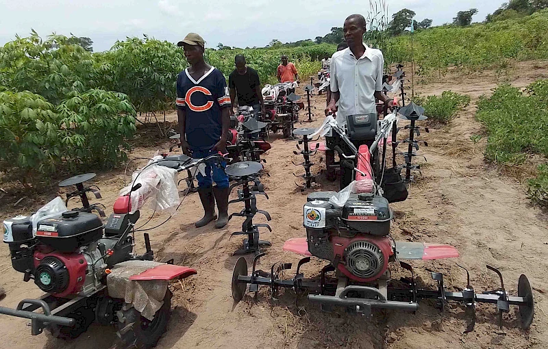 Camponeses de Massangano beneficiam de motas cultivadoras