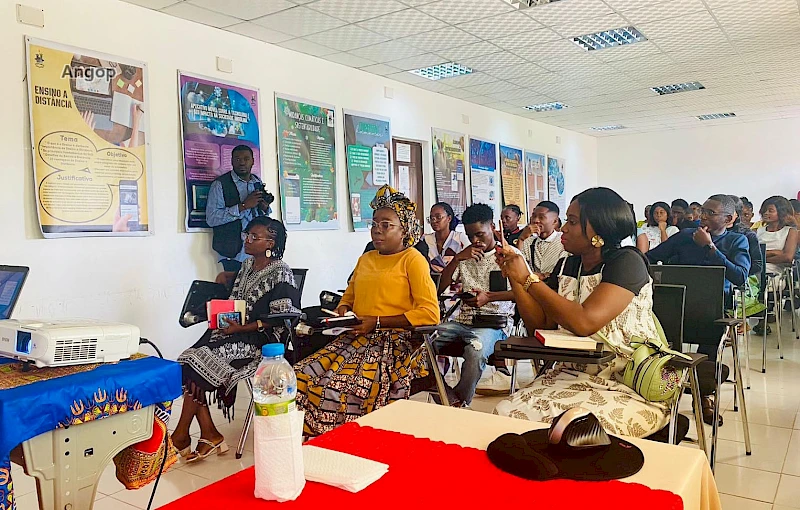 Primeira feira de exposição tecnológica dos estudantes do Instituto superior Nimi ya Lukeni do Soyo, Zaire