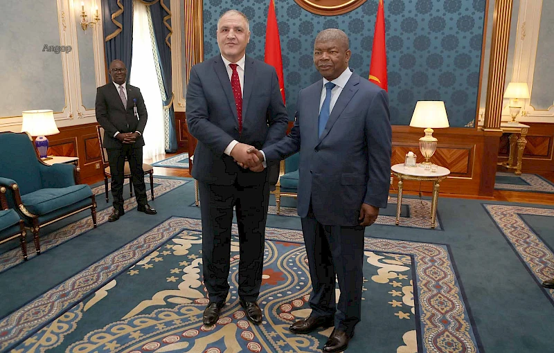 Presidente João Lourenço (à dir.) recebe embaixador da Argélia em Angola