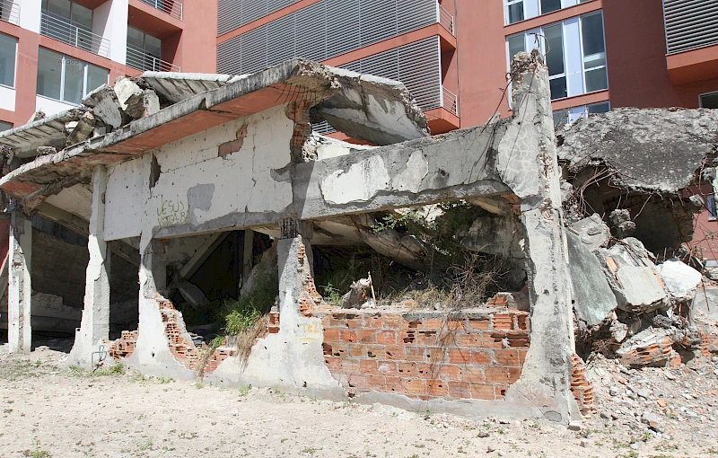 Cunene: Escombro do antigo palácio, classificado como monumento histórico