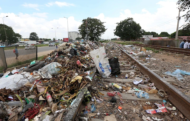 Lixo no município de Viana junto a linha férrea