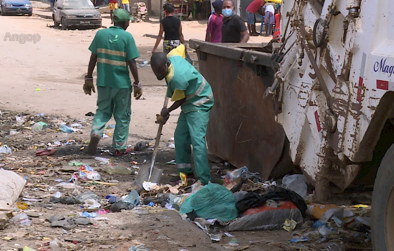 Operadoras recolhem resíduos nas ruas de Luanda